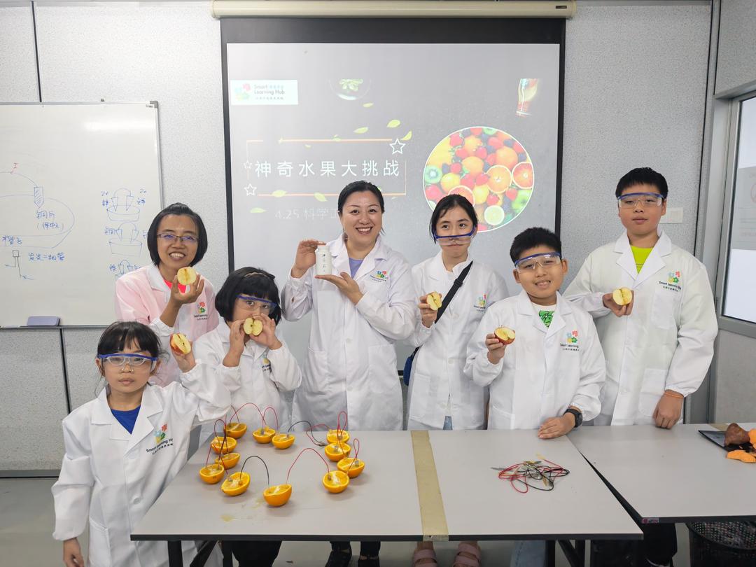 科学实验课课堂合影